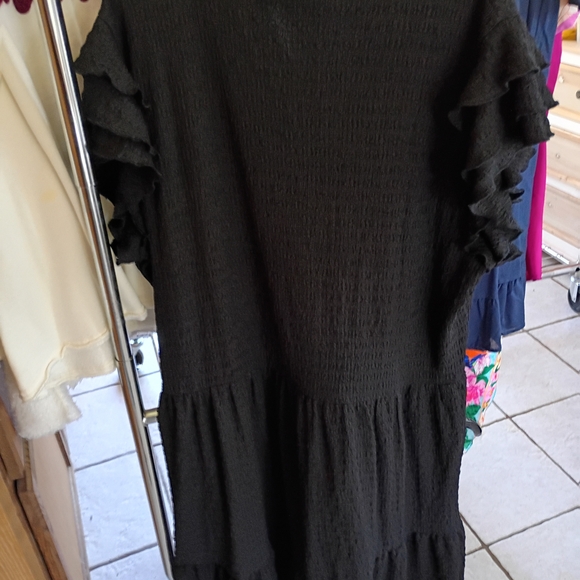 Chic Black Ruffled Midi - Picture 3 of 3